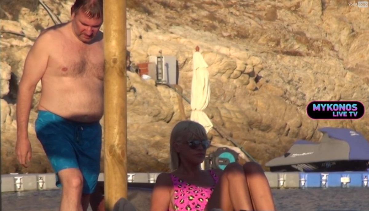 Χαλαρές στιγμές στην Μύκονο για τη Σάσα Σταμάτη και τον Παύλο Βαρδινογιάννη!