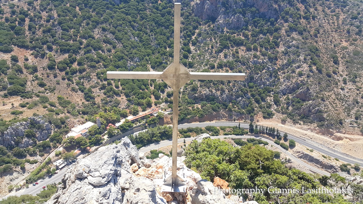 Κρήτη: Ανέβασαν σταυρό 100 κιλών στο βουνό – Εντυπωσιακό βίντεο