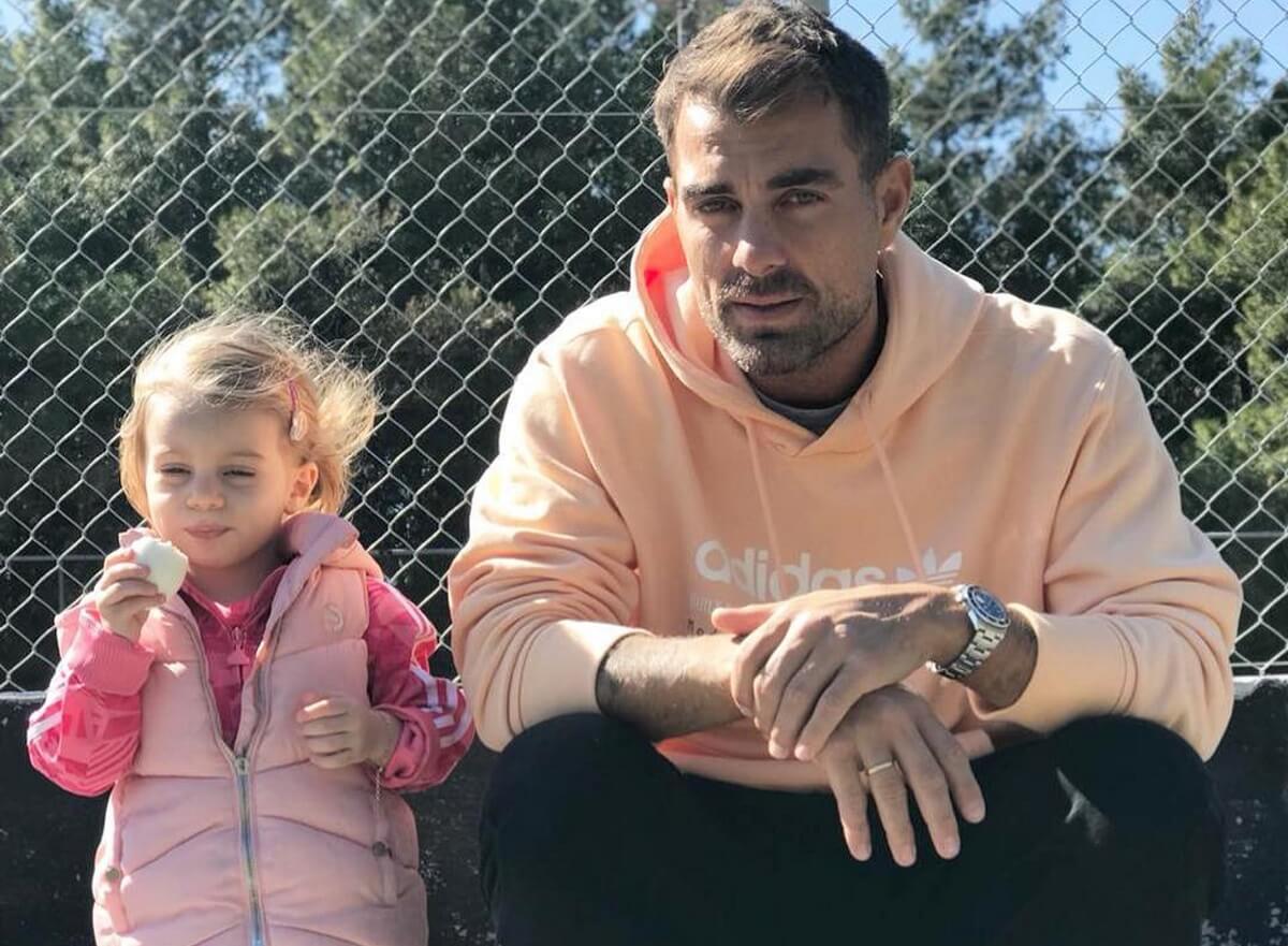 Ο Στέλιος Χανταμπάκης κάνει μαθήματα αυτοάμυνας στην κόρη του – Δείτε το απολαυστικό βίντεο