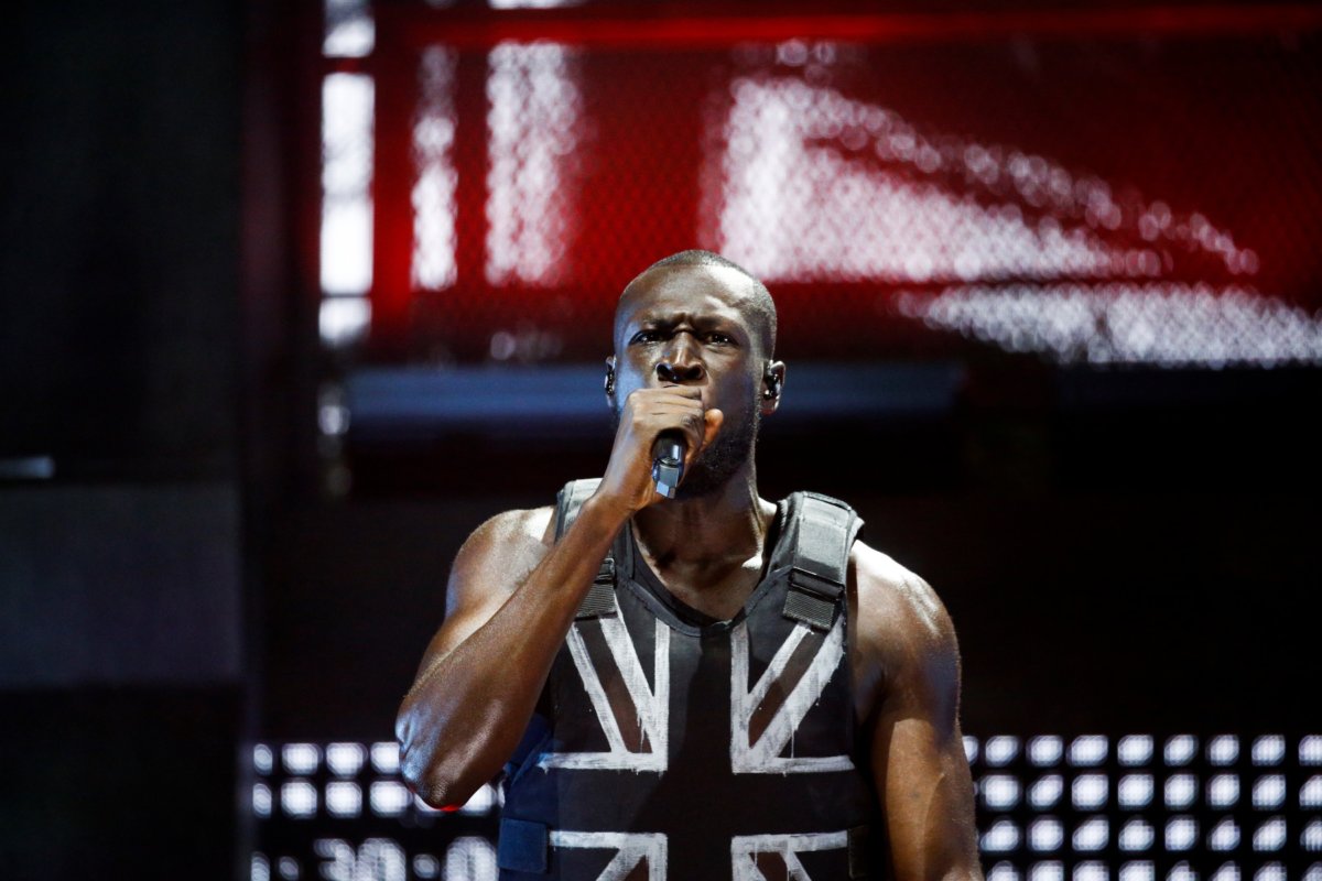 Ο ράπερ Stormzy στη σκηνή με αλεξίσφαιρο γιλέκο που σχεδίασε ο Banksy!