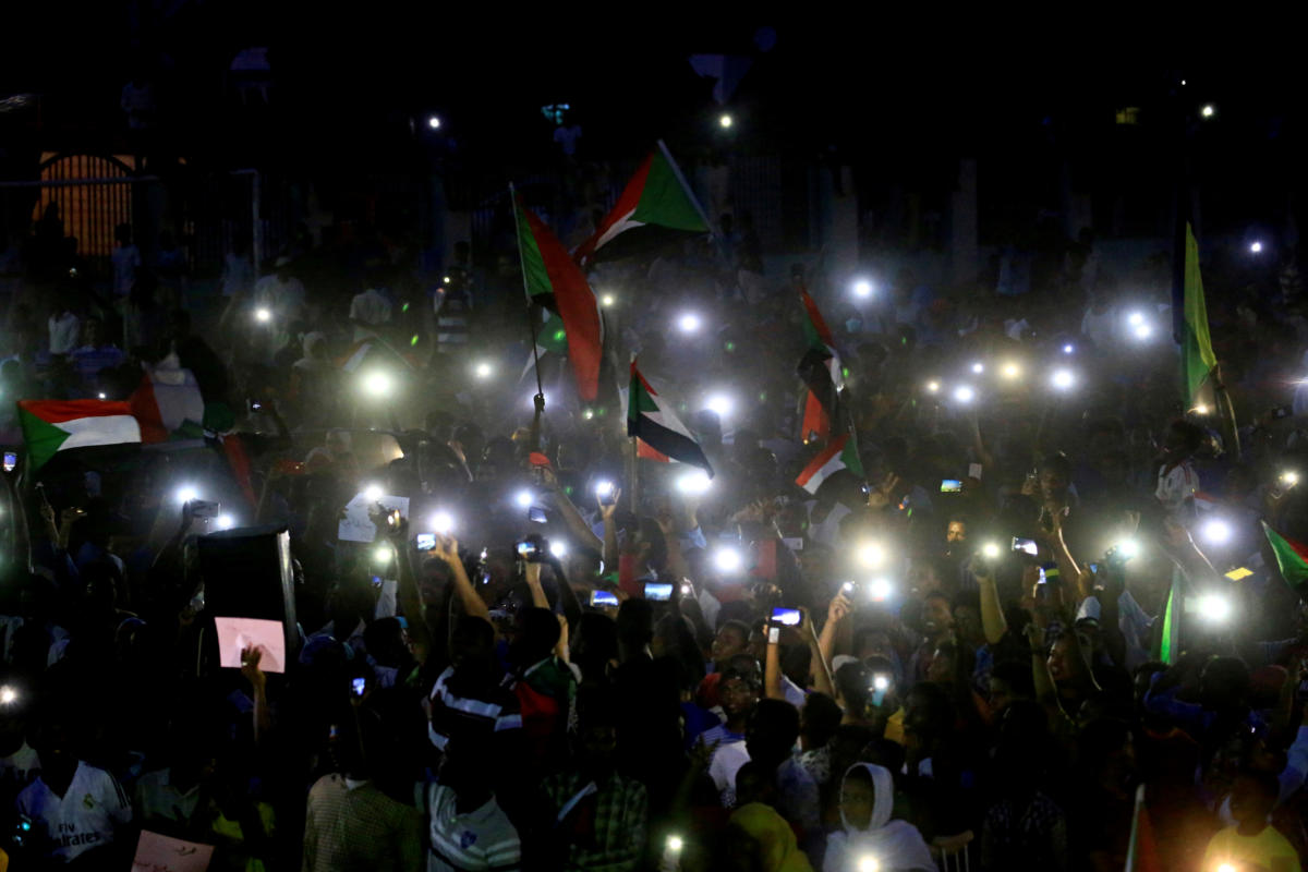 Σουδάν: Χιλιάδες κεριά άναψαν διαδηλωτές για τους νεκρούς της 3ης Ιουνίου