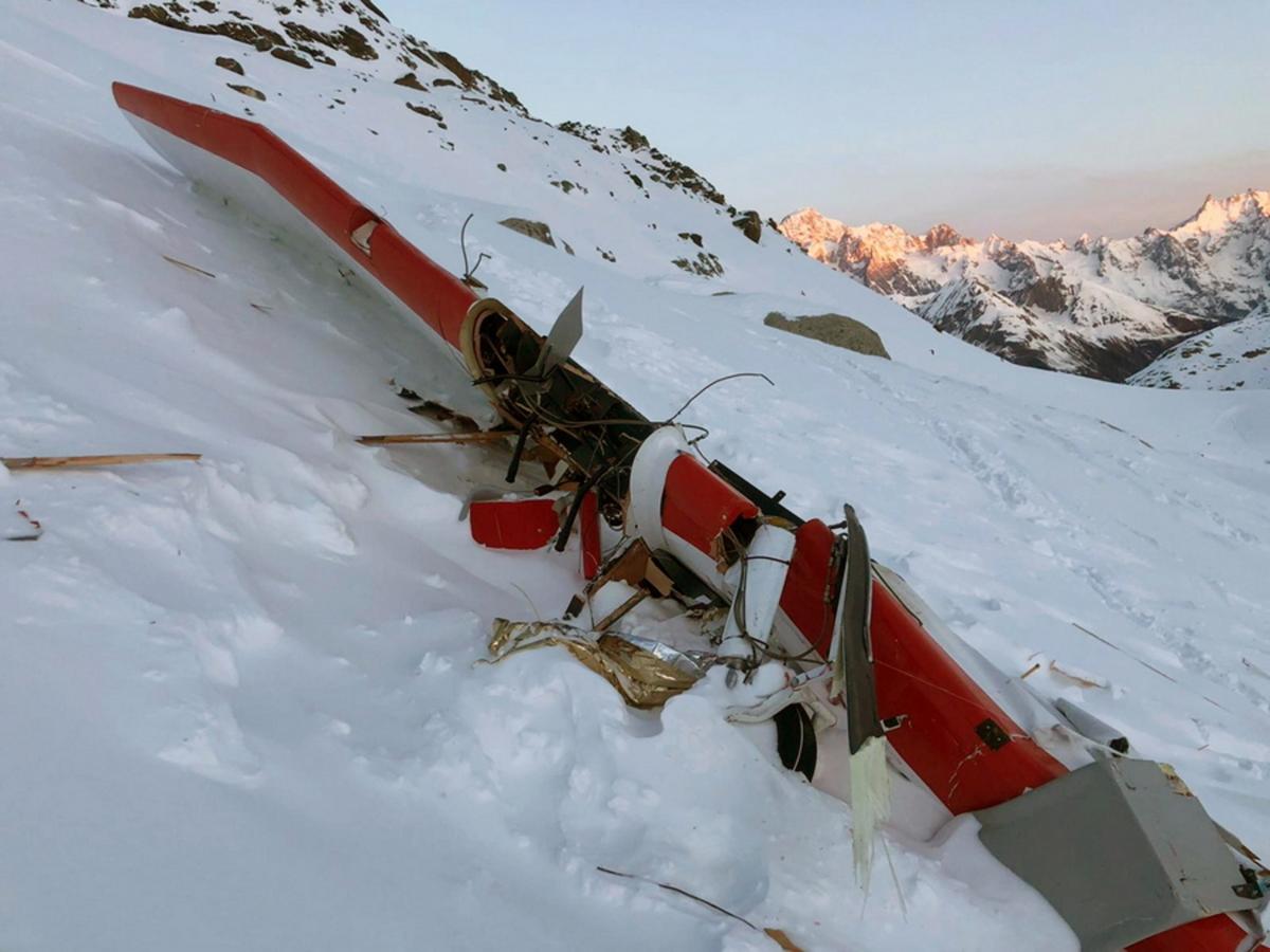 Κόβει την ανάσα η σύγκρουση τουριστικού αεροπλάνου με ελικόπτερο στις Άλπεις