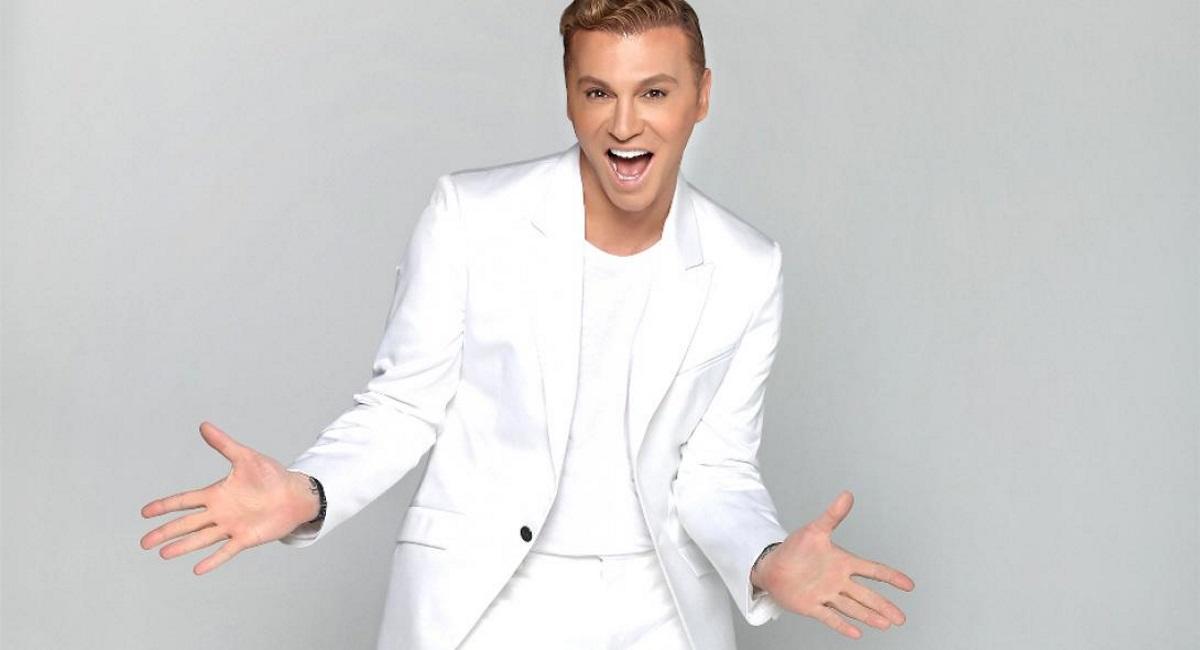 Ο Τάκης Ζαχαράτος δείχνει τα σημάδια της λεύκης πάνω στο σώμα του!