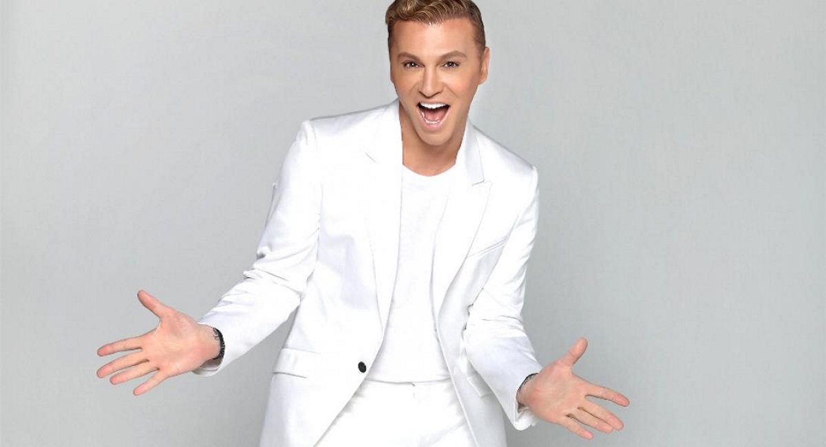 Ο Τάκης Ζαχαράτος δείχνει τα σημάδια της λεύκης πάνω στο σώμα του!