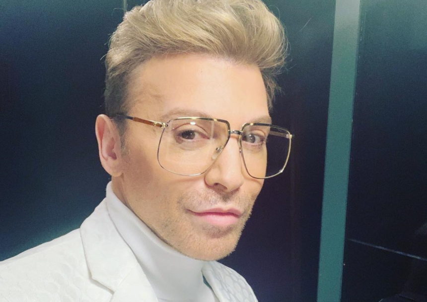 Τάκης Ζαχαράτος: Αποκαλύπτει ότι πάσχει από λεύκη και μας δείχνει τα σημάδια στο κορμί του!