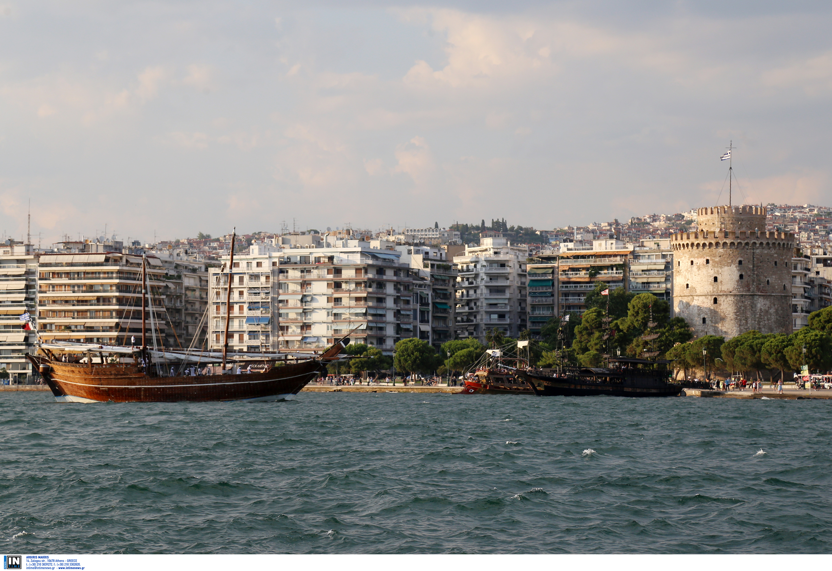 Θεσσαλονίκη: “Βουλιάζουν” από κόσμο τα καραβάκια του Θερμαϊκού – “Περιμένουμε 50.000 επιβάτες”!