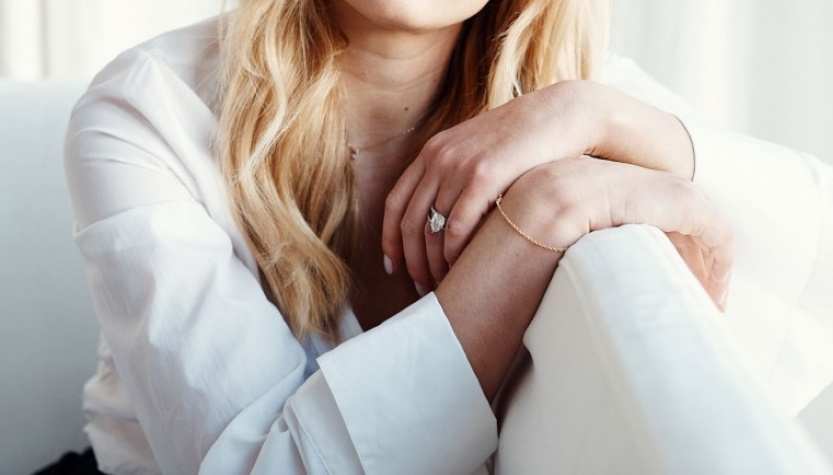 Πασίγνωστη ηθοποιός κατέβηκε στην παραλία topless!