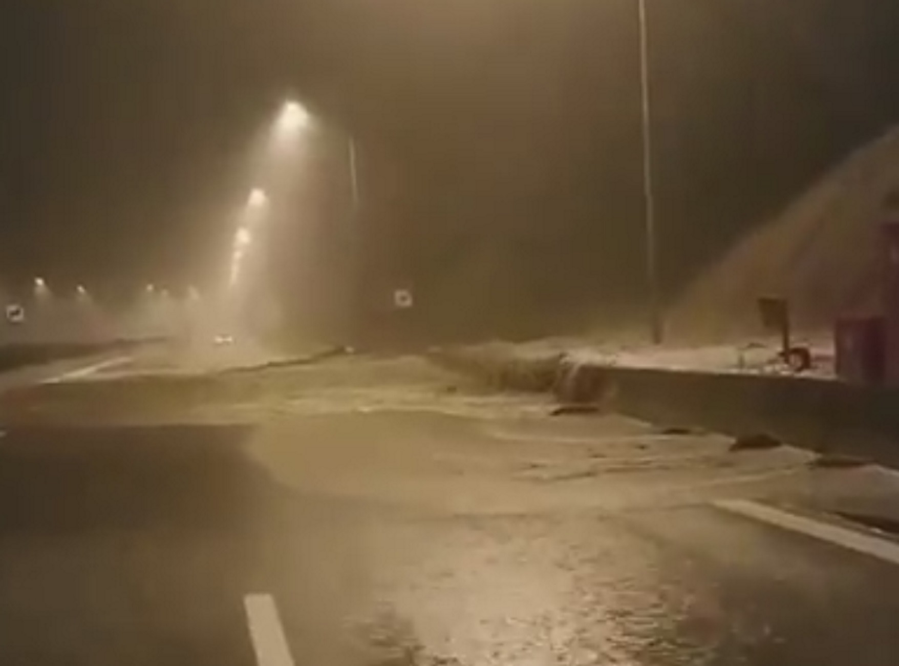 Καιρός: Αποκλεισμένοι στο τούνελ της Κλόκοβας – Απίστευτες εικόνες στην Ιόνια Οδό μπροστά στους οδηγούς – video