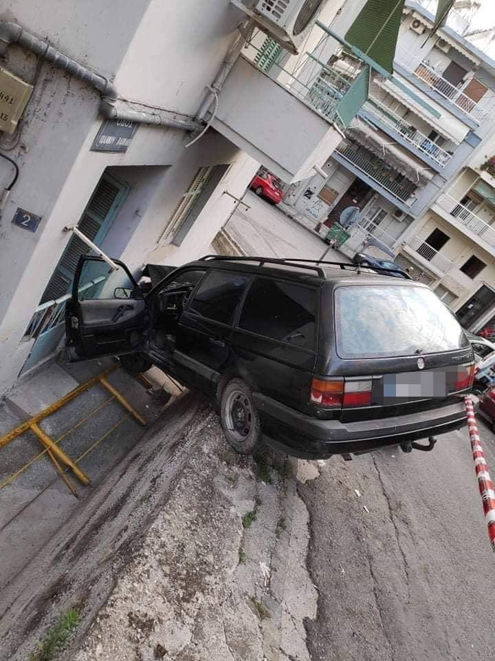 Θεσσαλονίκη: Αυτοκίνητο έπεσε σε τοίχο σπιτιού!
