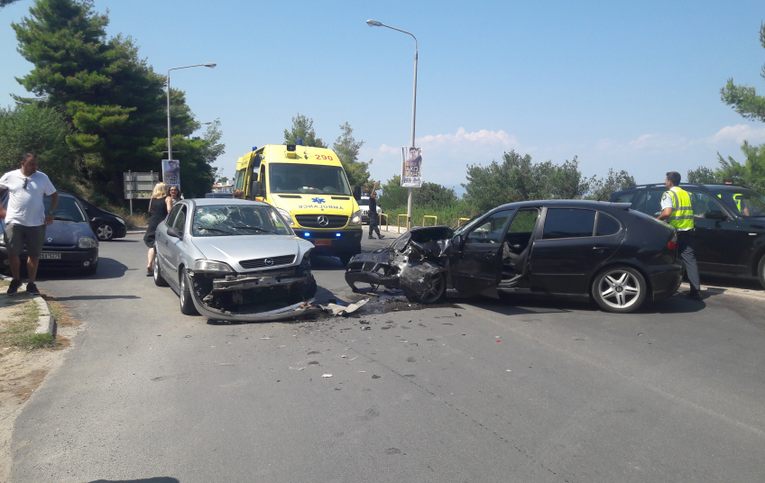Χαλκιδική: Σοβαρό τροχαίο με δύο τραυματίες – Το ΕΚΑΒ και ο ρόλος της δημάρχου