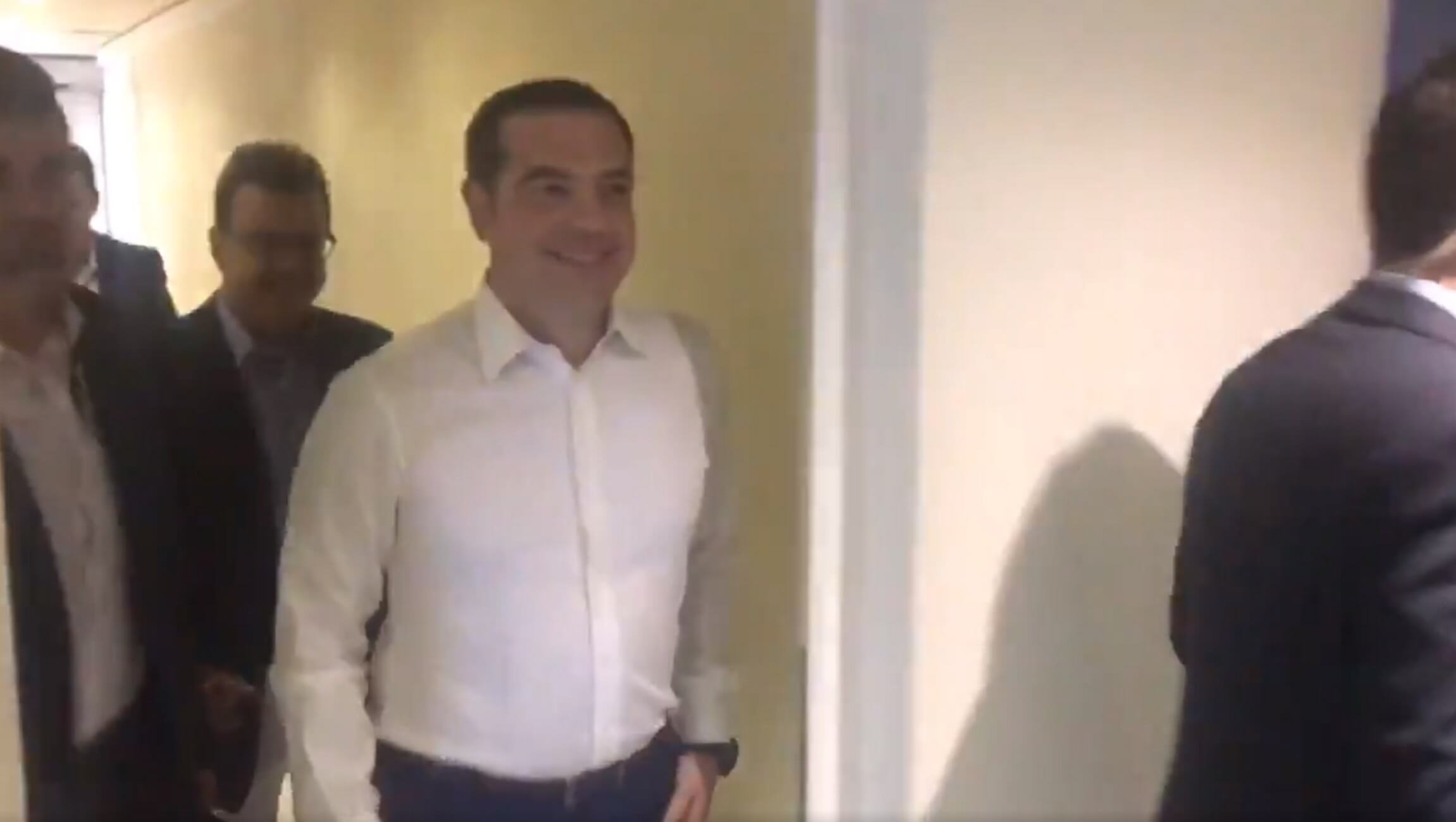 Χαμογελαστός έφτασε ο Αλέξης Τσίπρας στις εγκαταστάσεις του ΣΚΑΪ [video]