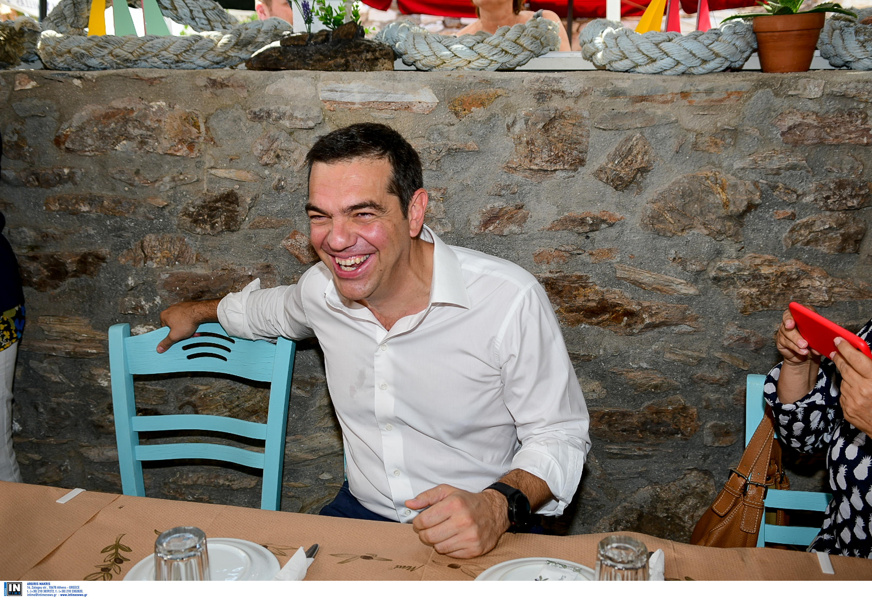 Τσίπρας: Χαμογελαστός και ευδιάθετος στο Λαύριο για ουζάκι με τους δημοσιογράφους [pics]