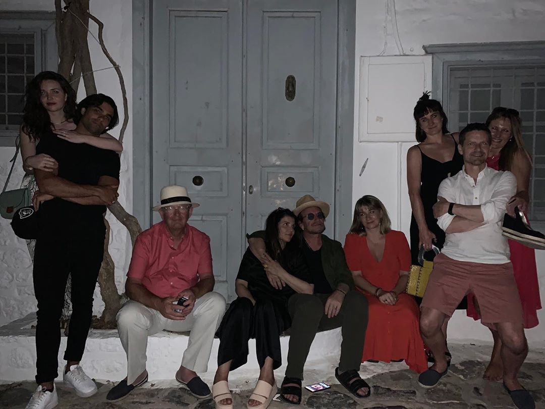 Ο Bono των U2 στα σοκάκια της Μυκόνου αγκαλιά με την σύζυγό του! [vid]