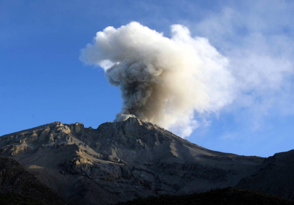 Περού: “Ξύπνησε” το ηφαίστειο Ουμπίνας – Φεύγουν άρον – άρον από τα σπίτια τους κάτοικοι – video