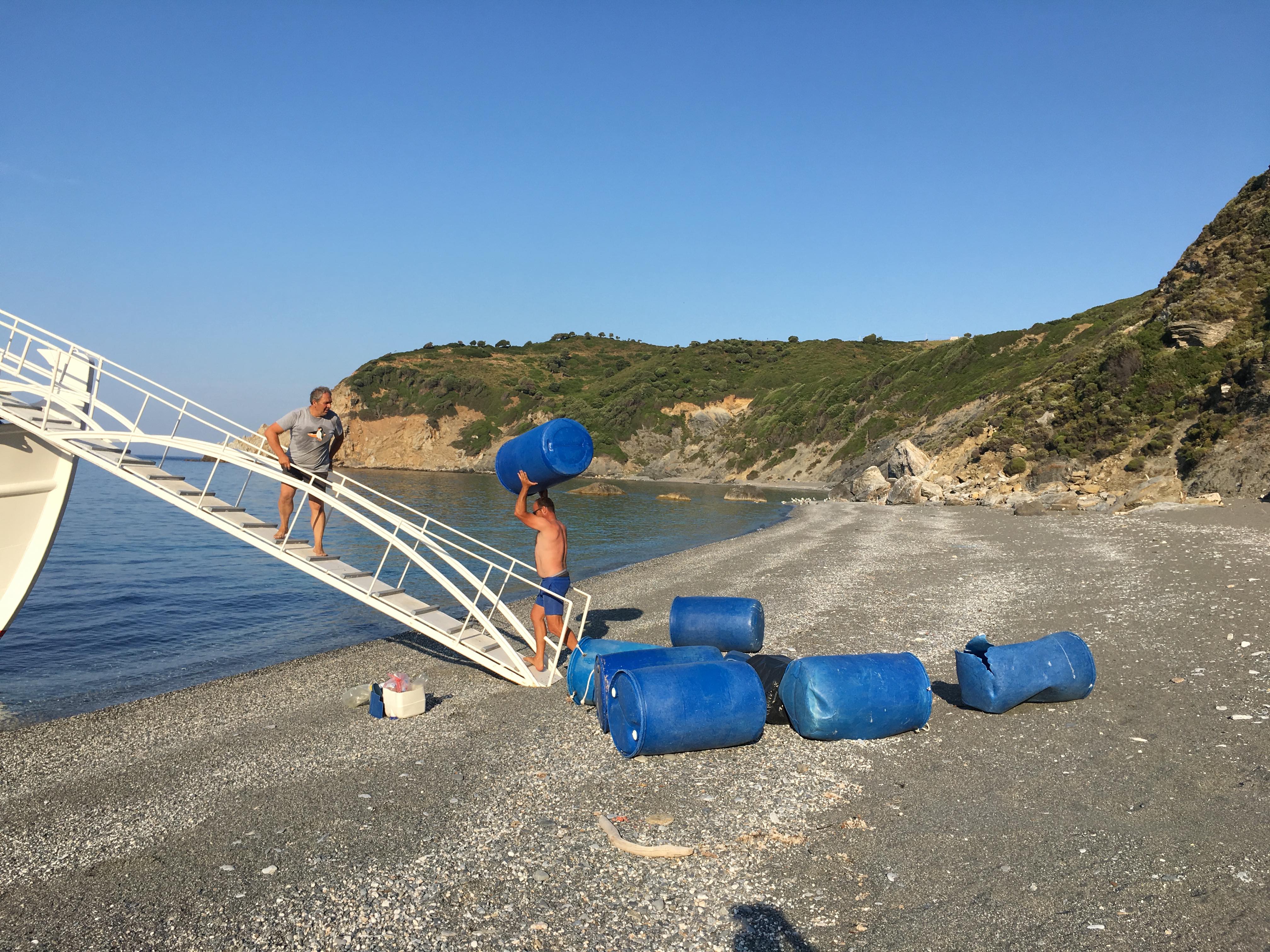 Σκιάθος: Αυτά είναι τα βαρέλια που ξεβράζει η θάλασσα και θωρακίζουν τα πανέμορφα δάση του νησιού [pics]