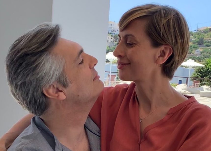 Έτσι αποχαιρετά η Βίκυ Βολιώτη την παρέα του «Λόγω Τιμής» – Δείτε το βίντεο!