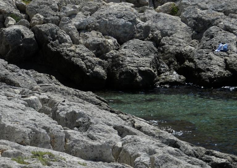 Λακωνία: Θρίλερ με πτώμα άντρα στα βράχια παραλίας στη Μονεμβασιά! Στο σημείο άντρες του λιμενικού