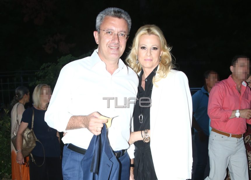 Η κομψή εμφάνιση της συζύγου του Νίκου Χατζηνικολάου στο θέατρο