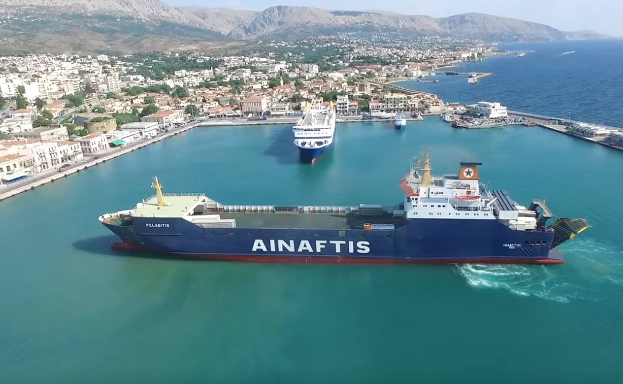 Χίος: Η… πιρουέτα του πλοίου “Πελαγίτης” στο λιμάνι του νησιού – Drone καταγράφει τα πάντα – video
