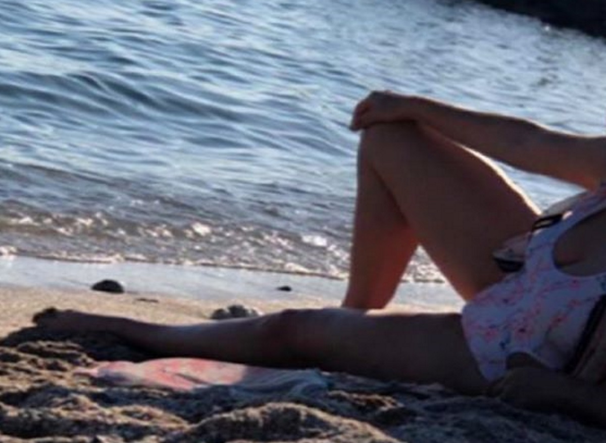 Προκαλεί πανικό με τη σέξι πόζα της!