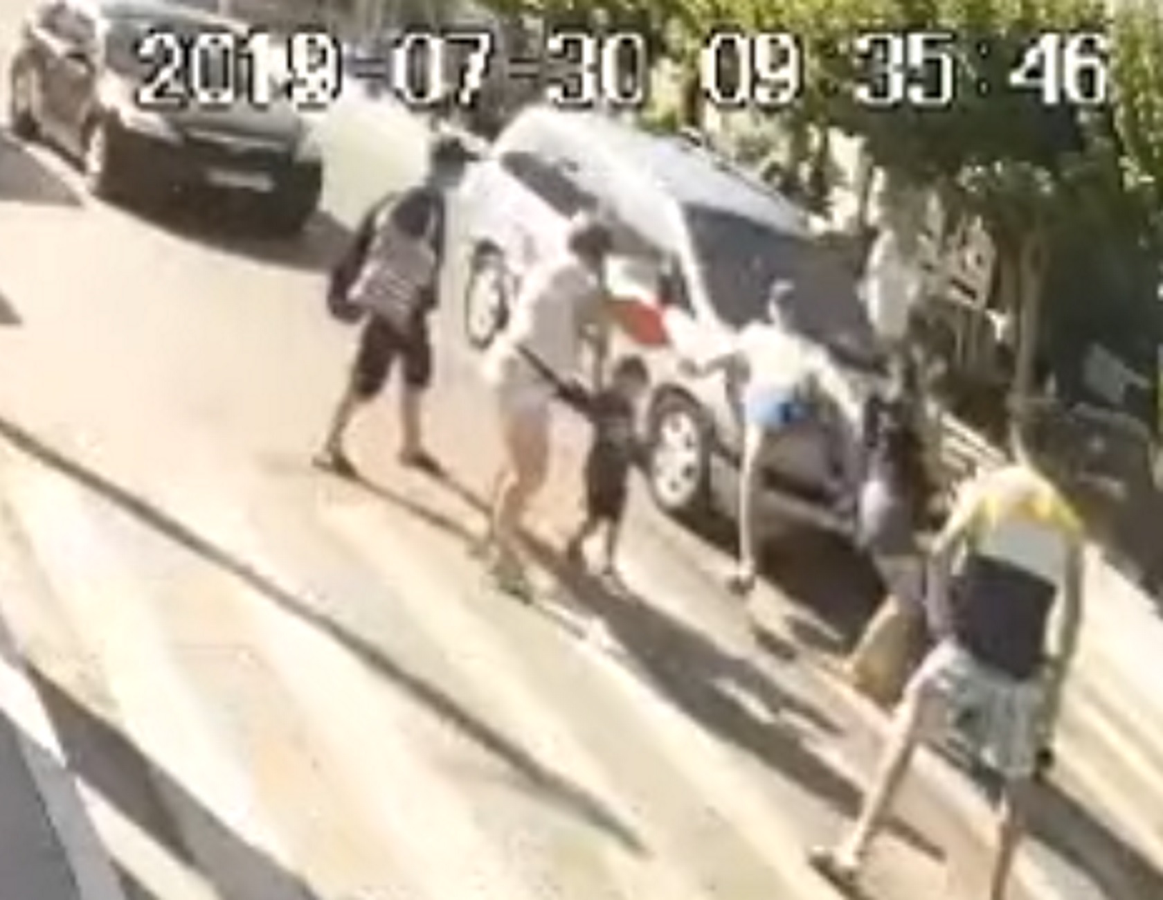 Ζάκυνθος: Η στιγμή που αυτοκίνητο παρασύρει πεζό πάνω σε διάβαση – Το βίντεο ντοκουμέντο – video
