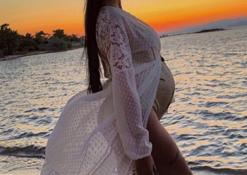 Η εγκυμονούσα της ελληνικής showbiz ποζάρει με φουσκωμένη κοιλίτσα στο ηλιοβασίλεμα!