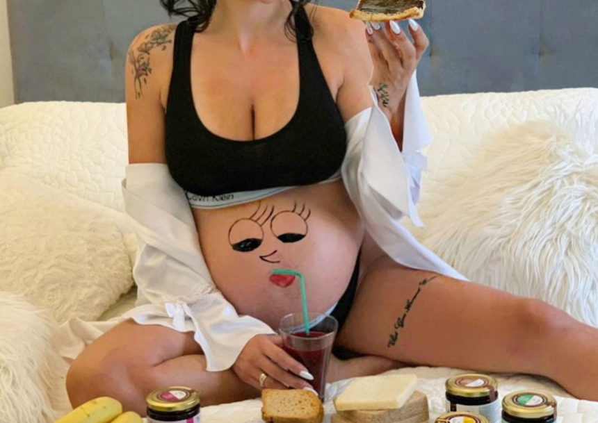 Λίγο πριν γεννήσει, η γνωστή Ελληνίδα ζωγράφισε την φουσκωμένη της κοιλίτσα!