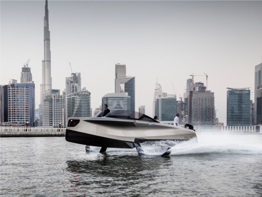 Πετάξτε 1,5 μέτρο πάνω από το νερό με αυτό “ιπτάμενο” σκάφος!