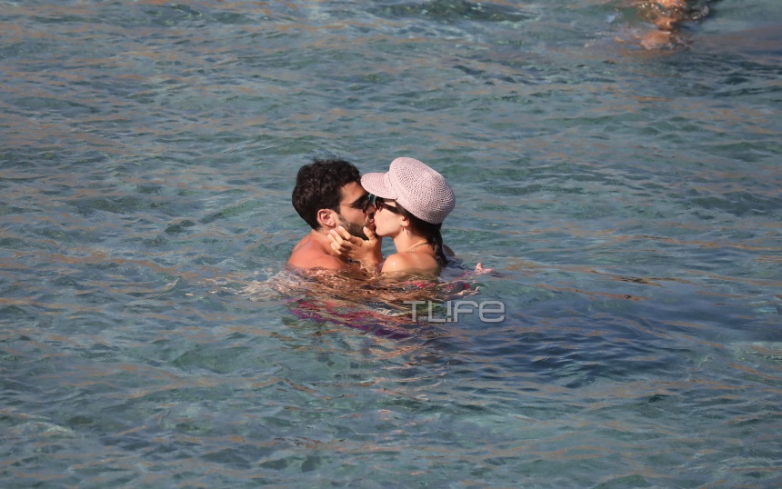 Ασυγκράτητη στην Μύκονο η κόρη του Eros Ramazzotti – Τα παθιασμένα φιλιά με τον σύντροφό της! [pics]