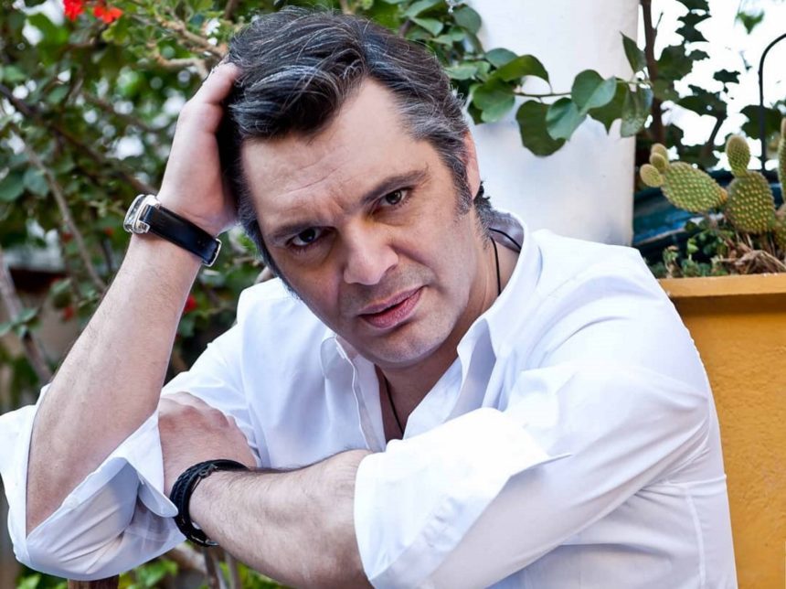 Ο Άλκης Κούρκουλος όπως δεν τον έχετε ξαναδεί: Ποζάρει στο ντουζ μόνο με το μαγιό του!