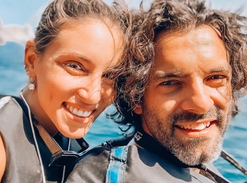 Αθηνά Οικονομάκου – Φίλιππος Μιχόπουλος: Αυτό αγαπούν να κάνουν μαζί στις διακοπές τους στη Σαντορίνη!