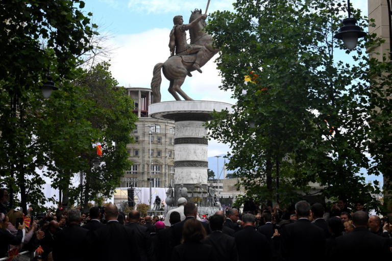 Σκόπια: Βανδάλισαν την πινακίδα στο άγαλμα του Μεγάλου Αλεξάνδρου! Εξηγούσε πως πρόκειται για ελληνική ιστορία