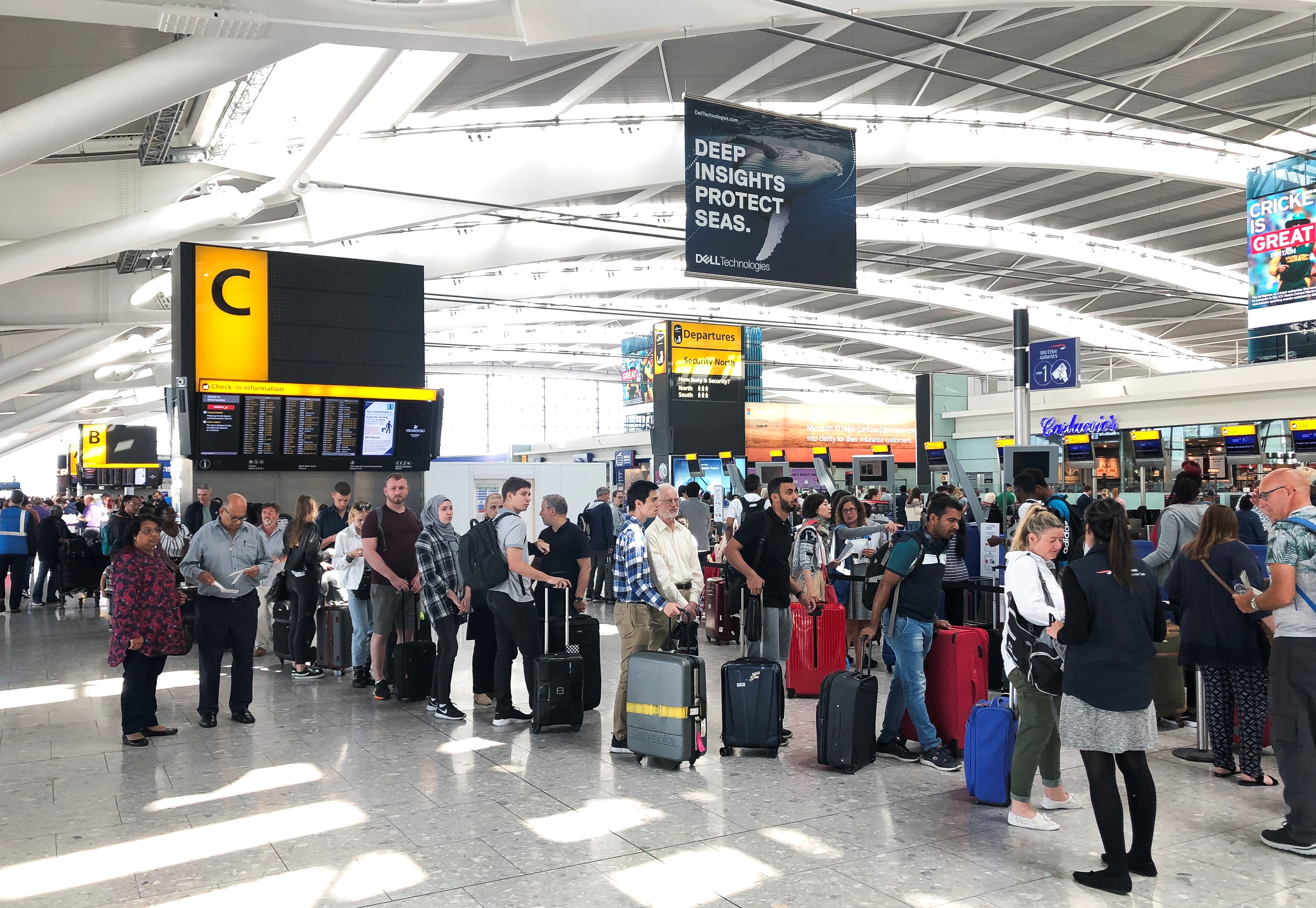 Μετάλλαξη Όμικρον: Φόβοι για εισβολή της παραλλαγής από τους Έλληνες του εξωτερικού που θα έρθουν για γιορτές