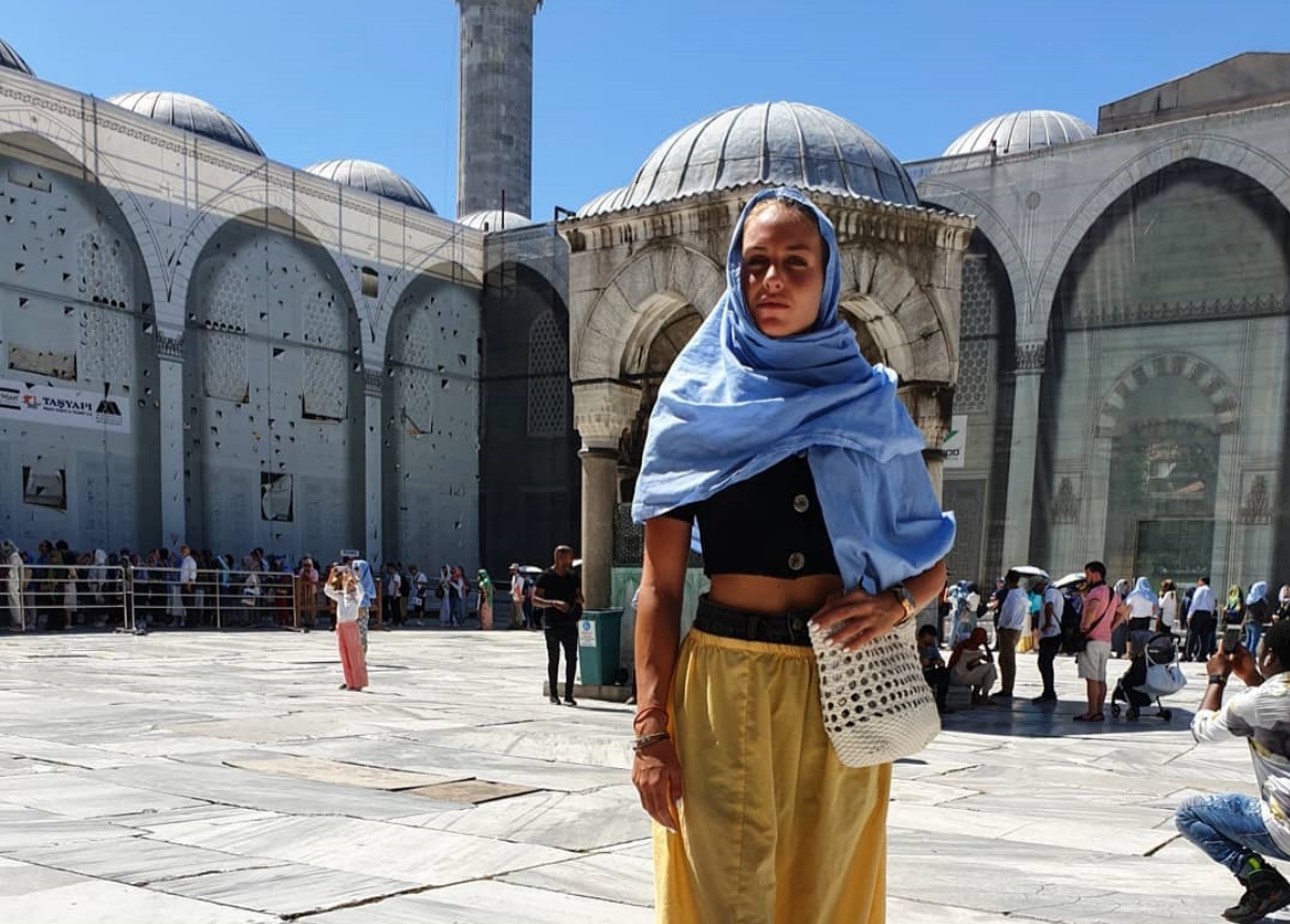 Χαμός με την Κατερίνα Δαλάκα – Εμφανίστηκε με μαντίλα στην Κωνσταντινούπολη