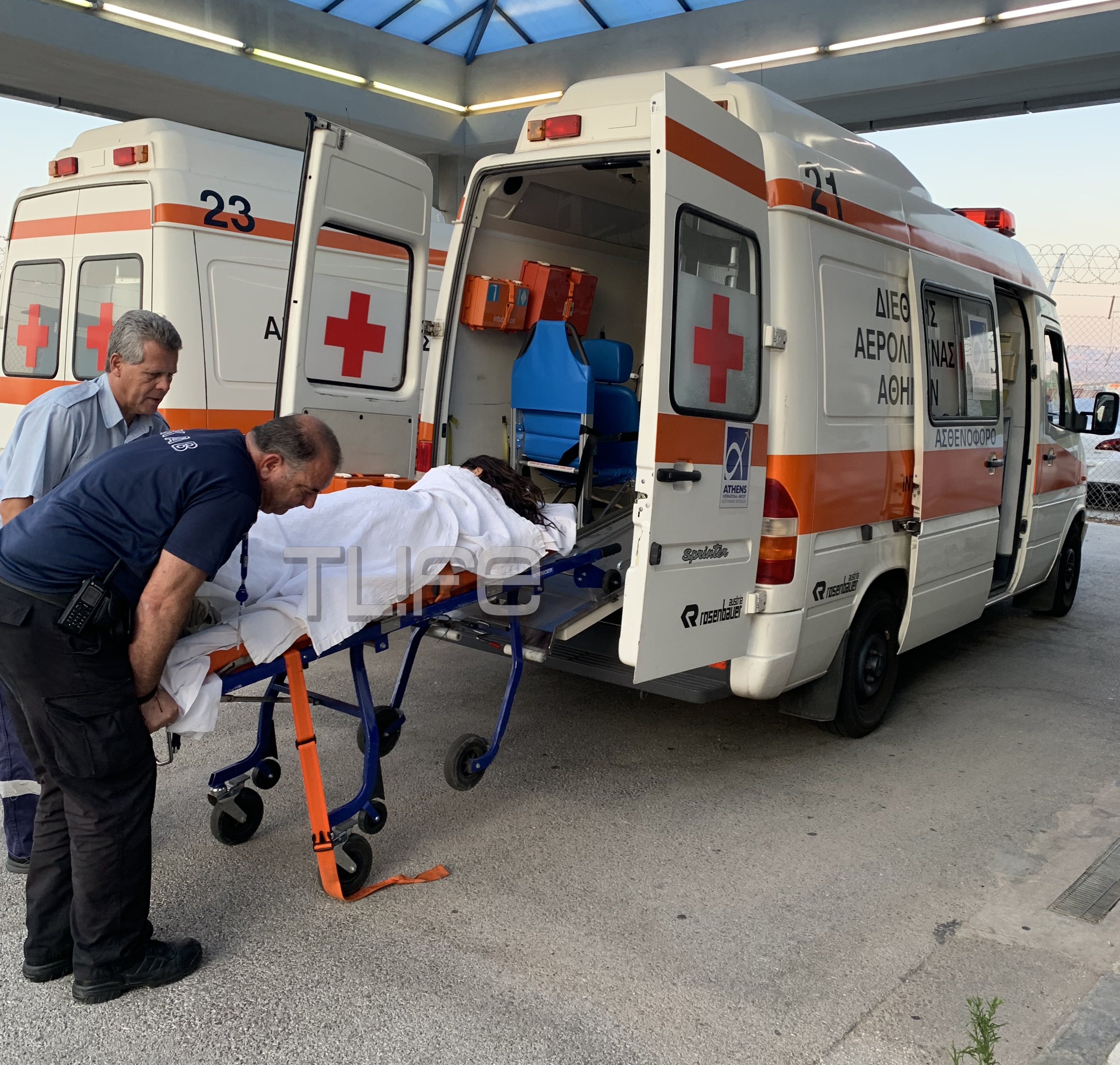 Ελληνίδα τραγουδίστρια κατέρρευσε μέσα στο αεροπλάνο! Φωτογραφίες