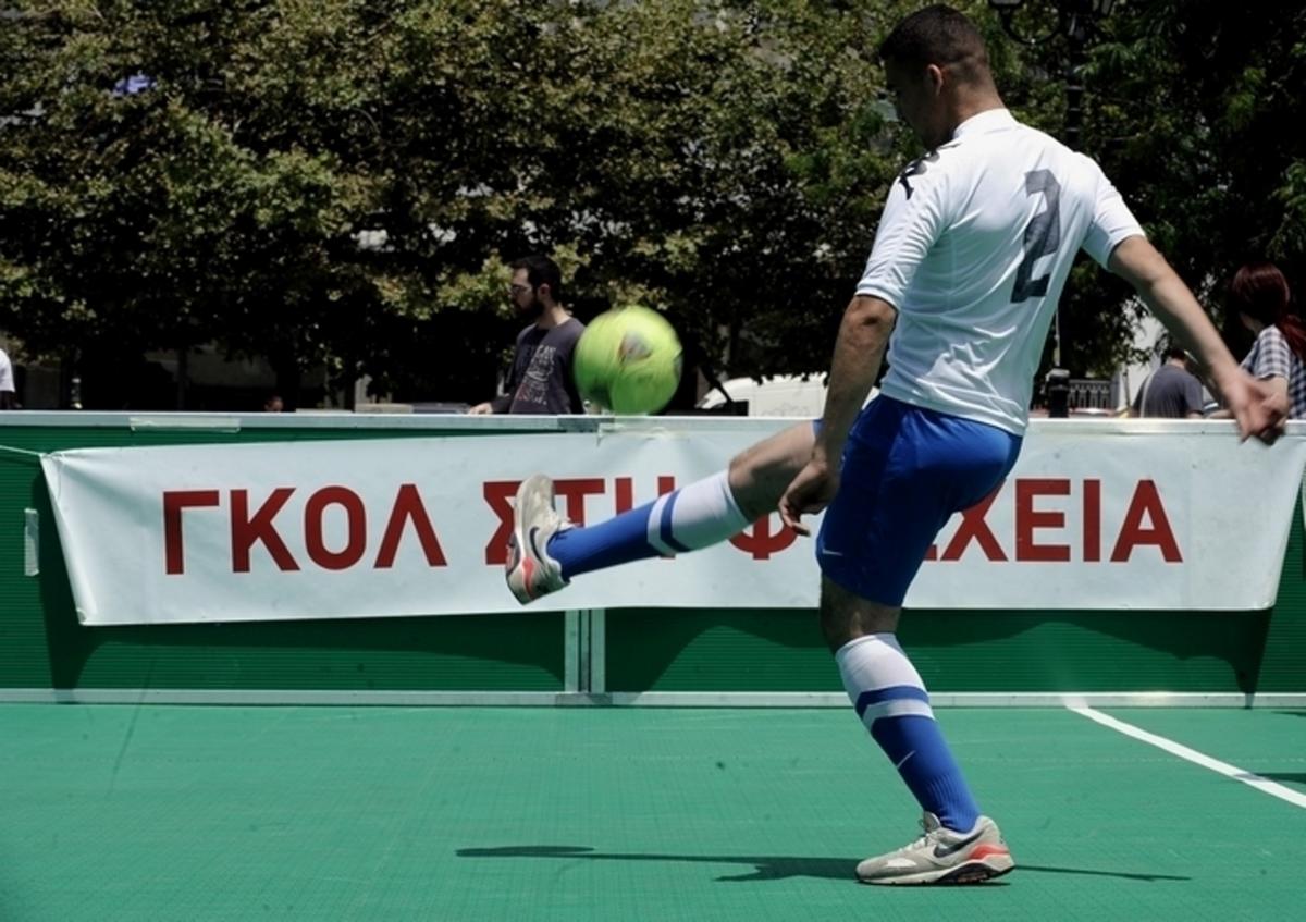 Στον Μητσοτάκη η Εθνική Ομάδα ποδοσφαίρου των Αστέγων – video