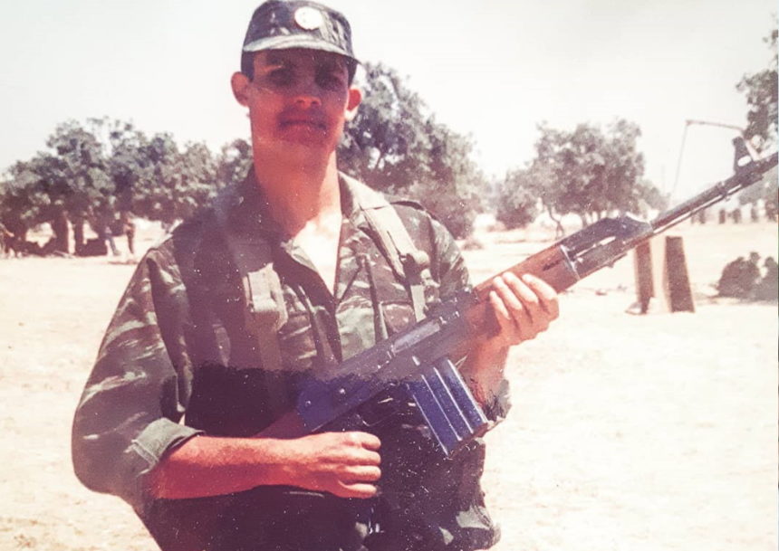 Αναγνωρίζετε τον φαντάρο της φωτογραφίας; Είναι πρωταγωνιστής σειράς του ΑΝΤ1!