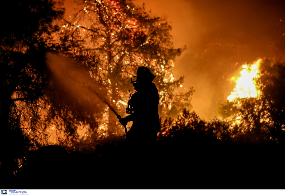 Σάμος: Φωτιά σε διπλό μέτωπο – Έπεσαν οι άνεμοι, ολονύχτια μάχη με τις φλόγες