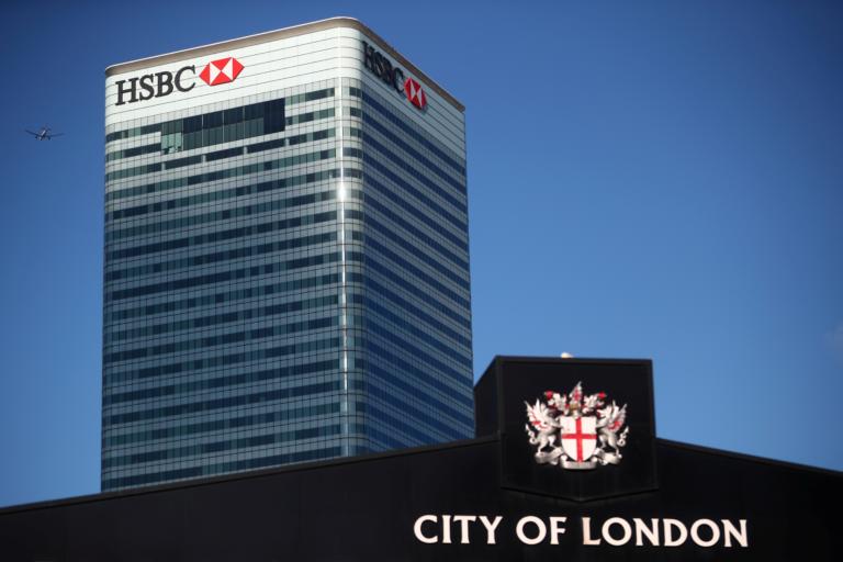 HSBC: “Ξηλώνει” τον επικεφαλής και κόβει 4.000 θέσεις εργασίας