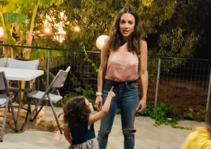 Η «μάχη» της Καλομοίρας με τα παιδιά για την τέλεια φωτογραφία! [pics]