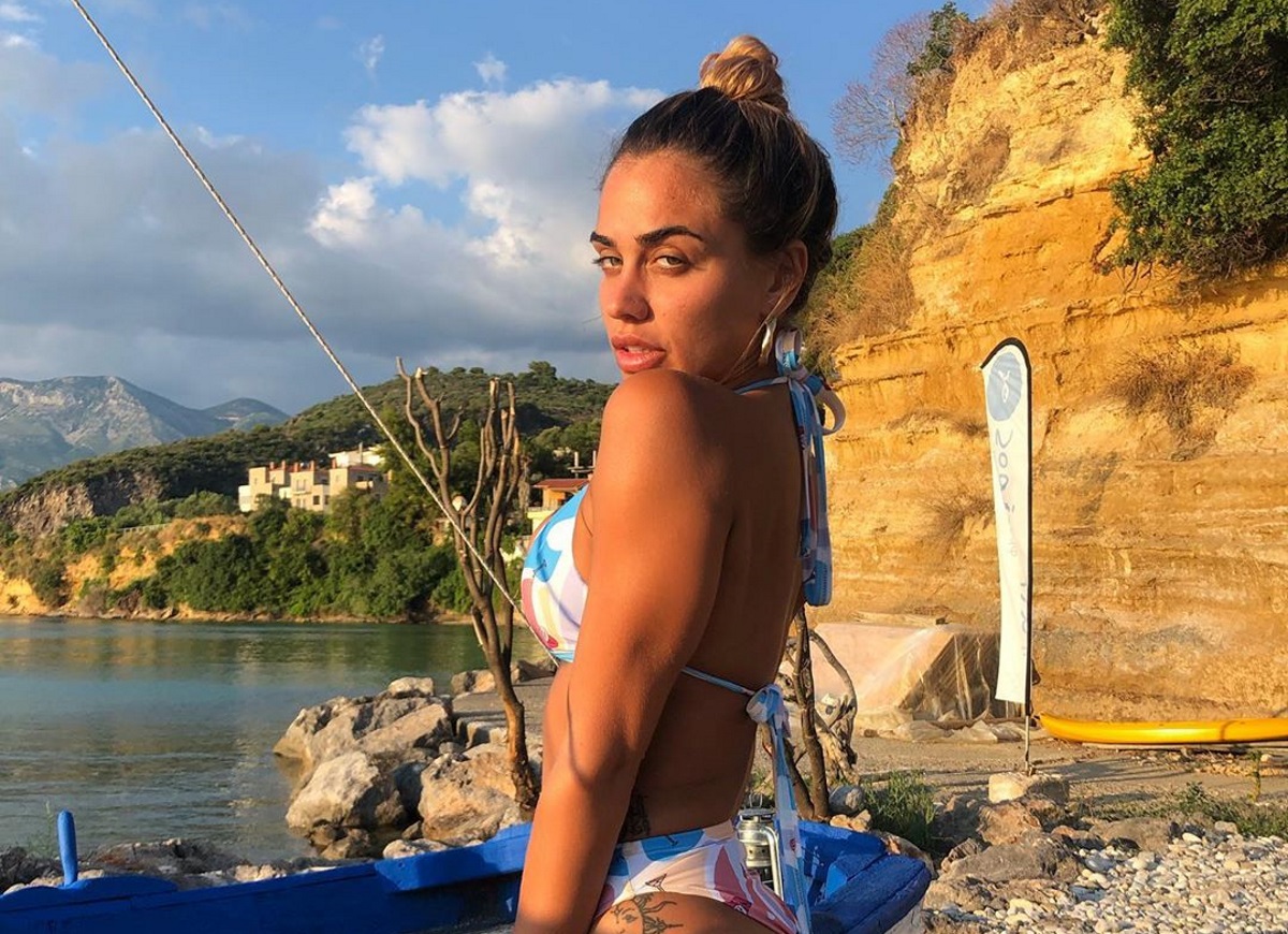 Η Κόνι Μεταξά ποζάρει όπως την γέννησε η μαμά της και “βάζει” φωτιά στο Instagram!