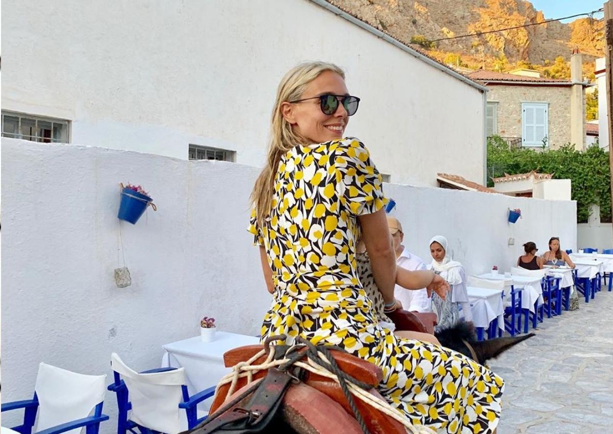 Μαριάννα Γουλανδρή: Κάνει βόλτες με το γαϊδουράκι στην Ύδρα! [pics]