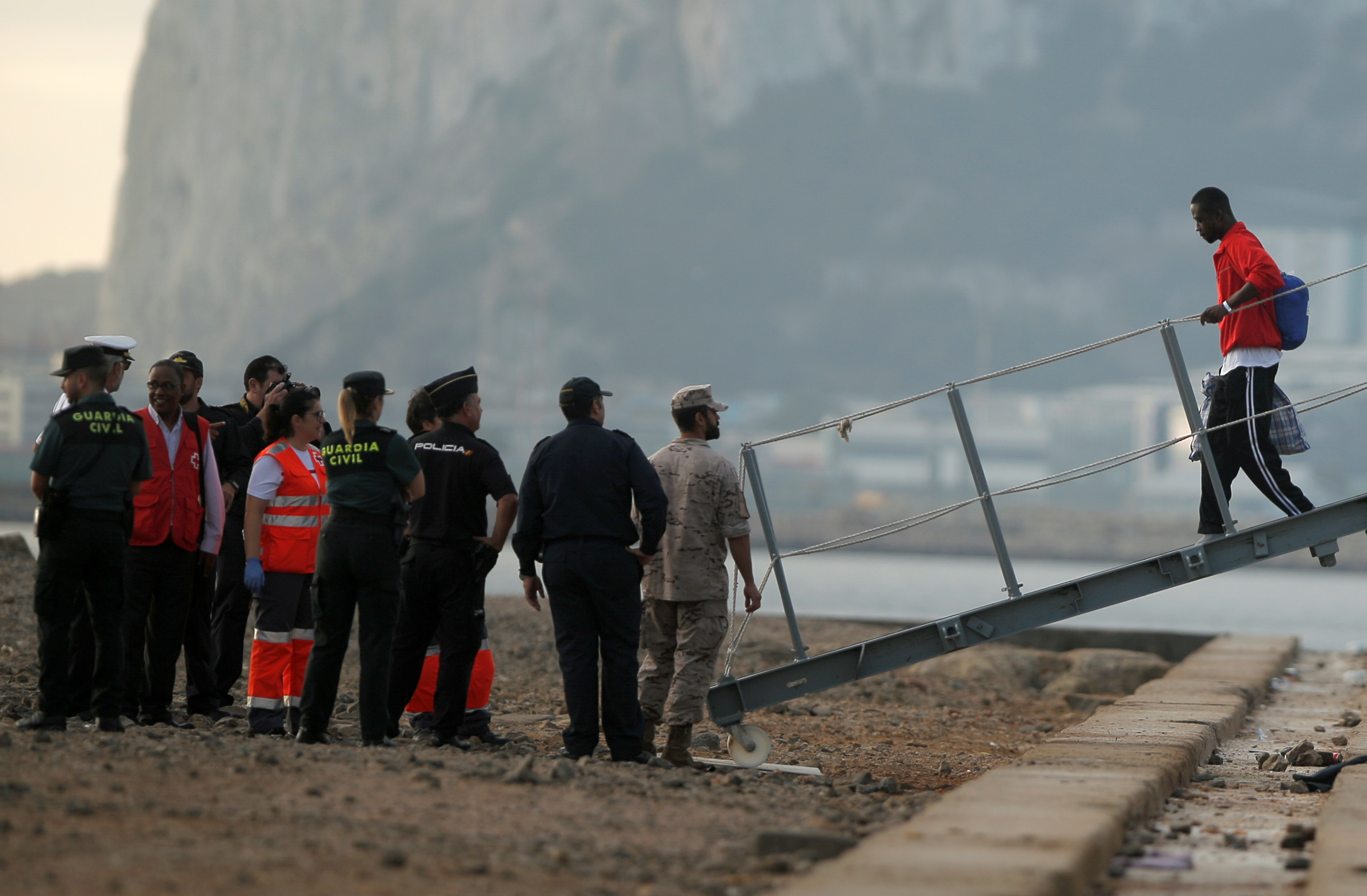 Πολεμικό πλοίο που μετέφερε μετανάστες από το “Open Arms” έφτασε σε ισπανικό λιμάνι