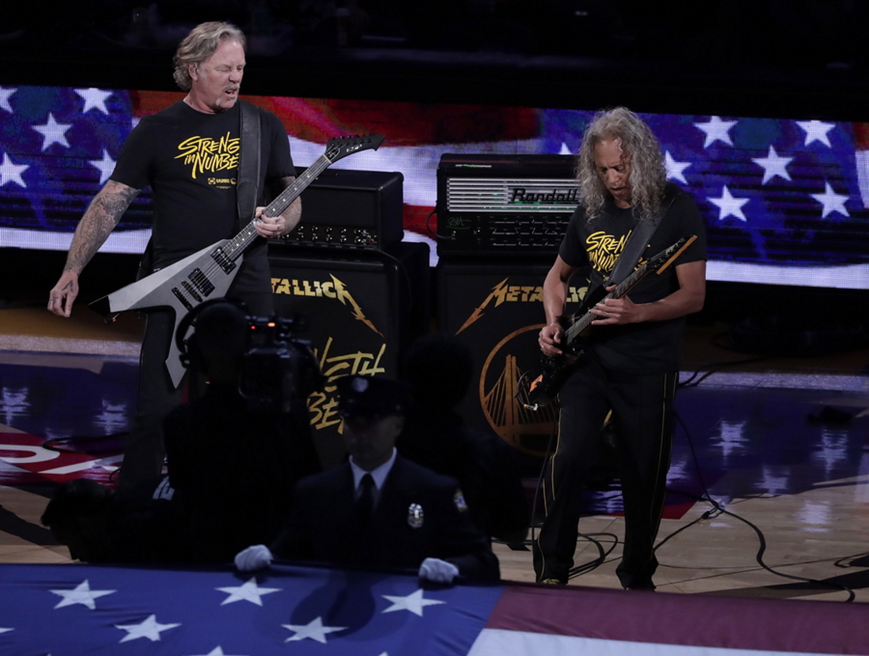 Ο Τζέιμς Χέτφιλντ των Metallica δώρισε αυτοκίνητα σε έκθεση