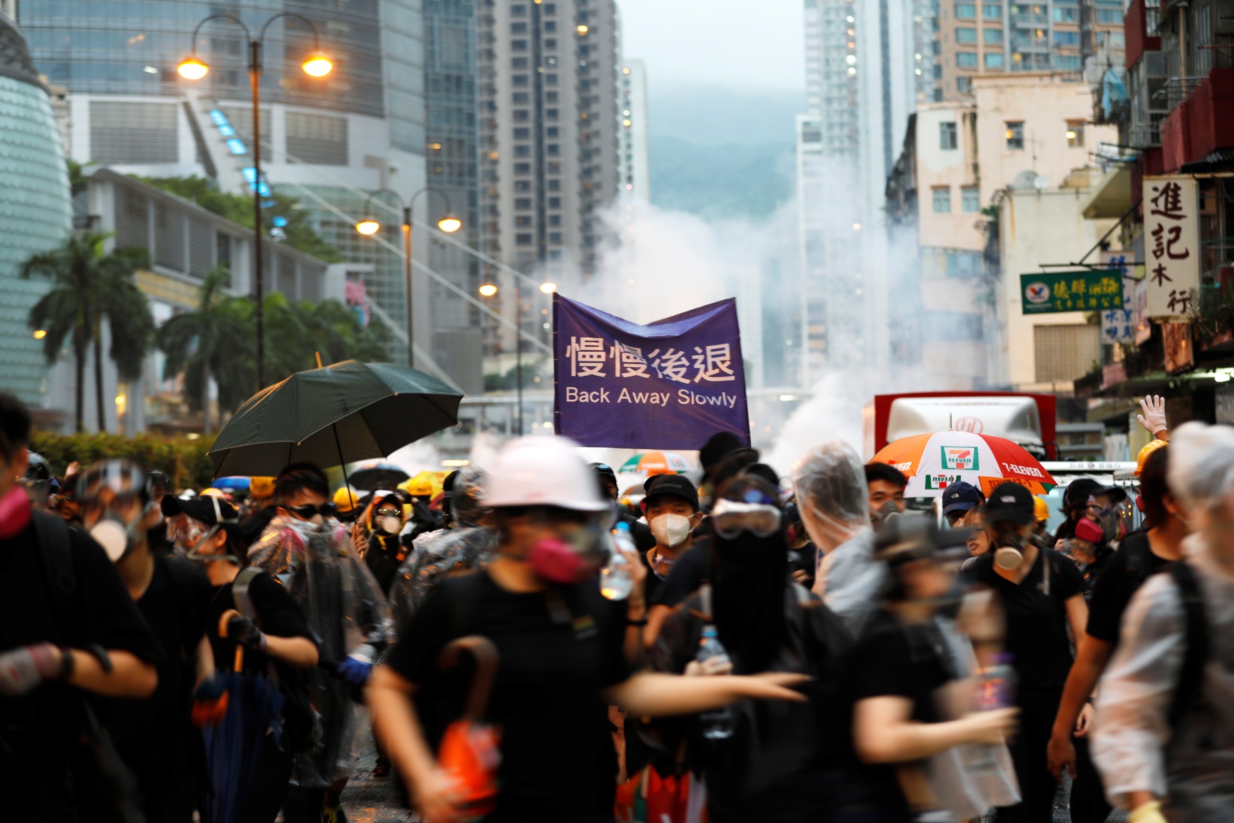 Αγριεύει η κατάσταση στο Χονγκ Κονγκ! Αντλίες νερού και χρήση όπλου από αστυνομικό
