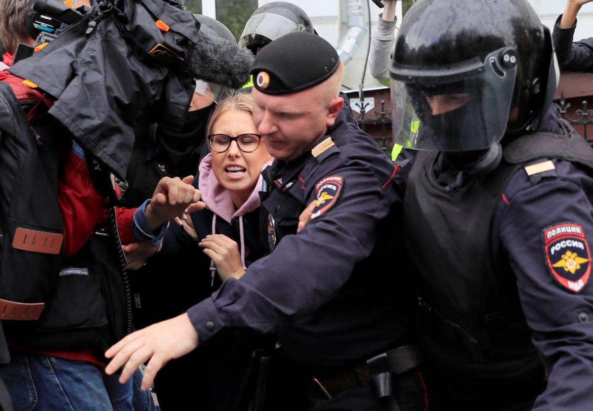 Ρωσία: Επιχείρηση “σκούπα” – Εκατοντάδες διαδηλωτές με χειροπέδες!