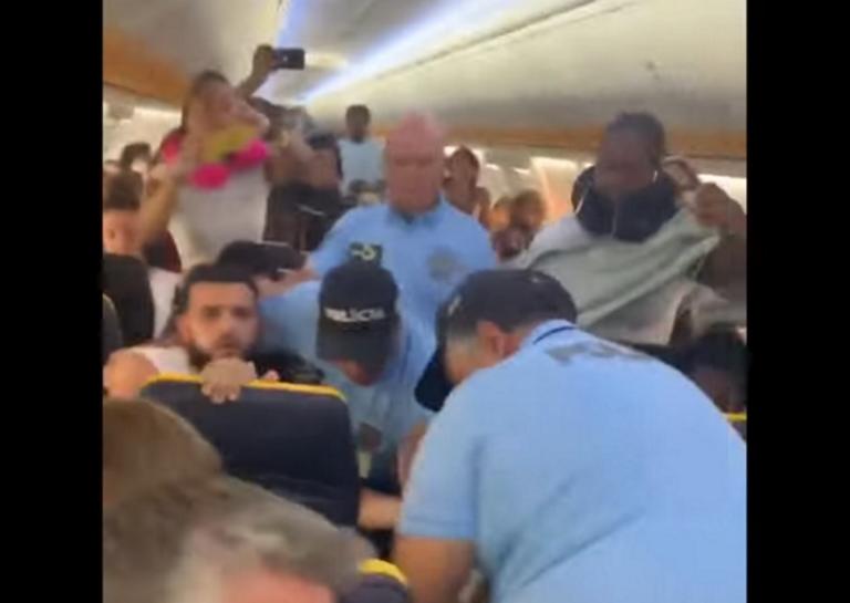 Βίντεο δείχνει χαμό σε πτήση της Ryanair! Έβγαλαν σηκωτό επιβάτη που επιτέθηκε σε αεροσυνοδό