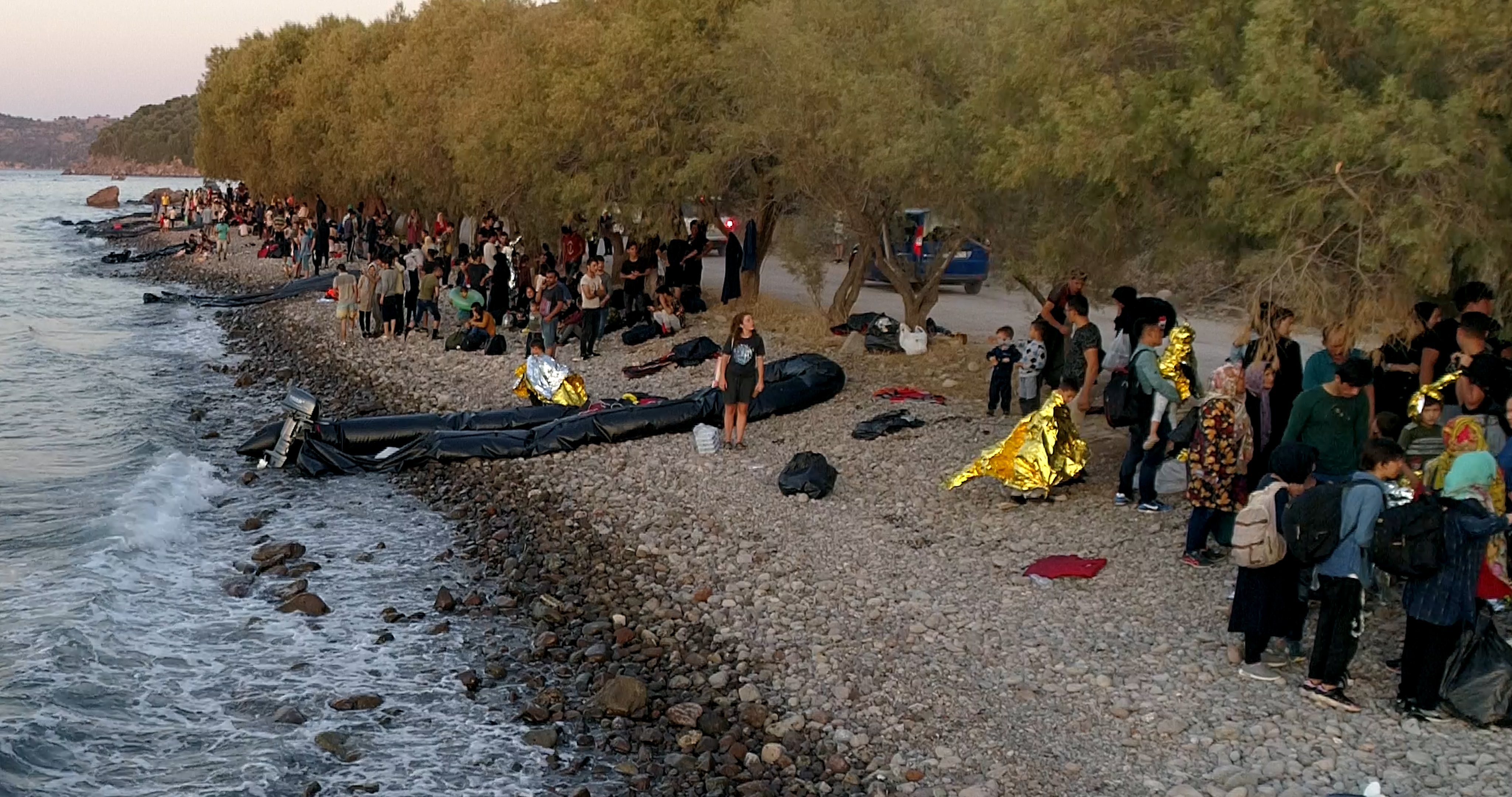 Μυτιλήνη: Έφτασαν ταυτόχρονα από την Τουρκία 547 μετανάστες – “Βούλιαξε” η παραλία της Σκάλας Συκαμιάς [pics]