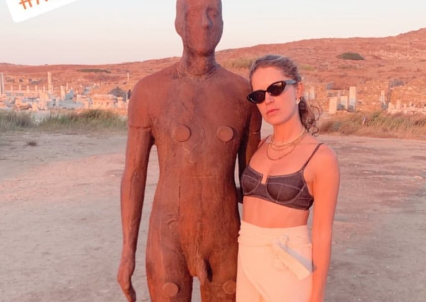 Στη Δήλο η Ευγενία Νιάρχου για την έκθεση του διάσημου γλύπτη Antony Gormley!