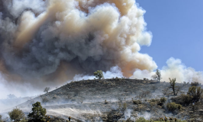 Πως επηρεάζει τα μάτια ο καπνός από τις δασικές πυρκαγιές – Τι να κάνετε